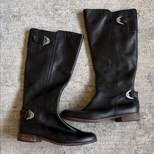 Ugg women’s boot
Size 9.5
Color:black